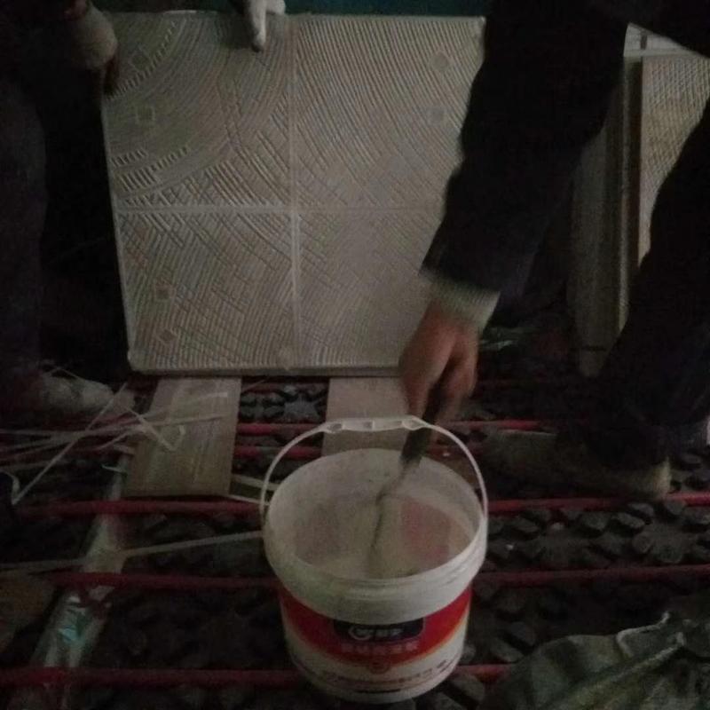 用固央瓷砖背涂胶施工中的泥工师傅